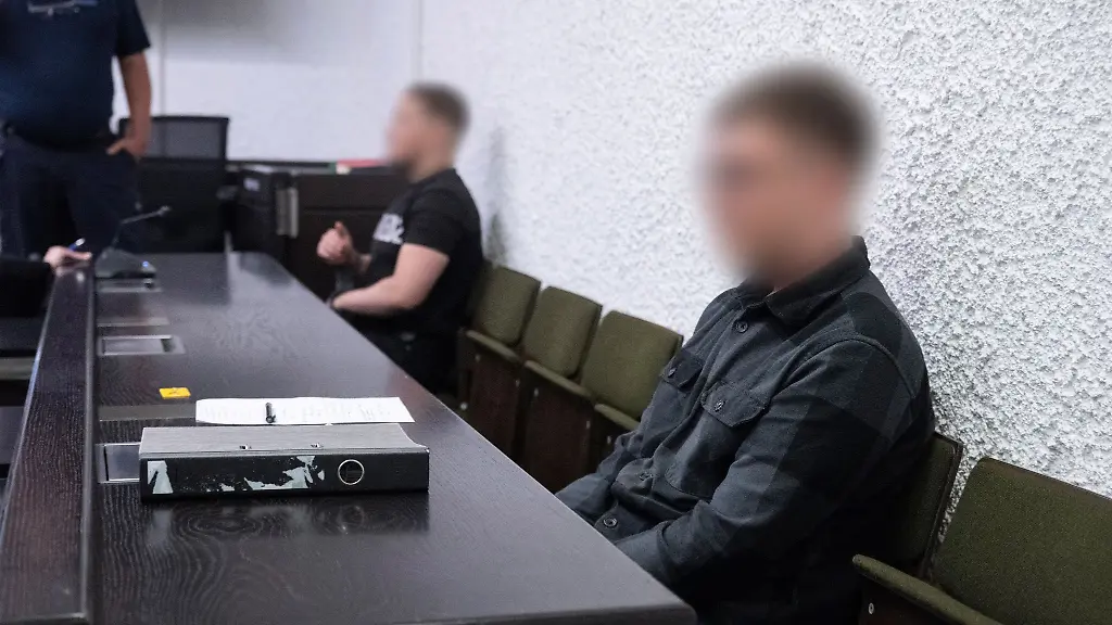 Der-inzwischen-21-Jahre-alte-Angeklagte-vorne-soll-die-Bombendrohungen-verfasst-und-verschickt-haben-sein-21-jaehriger-Komplize-soll-ihn-darin-bestaerkt-haben