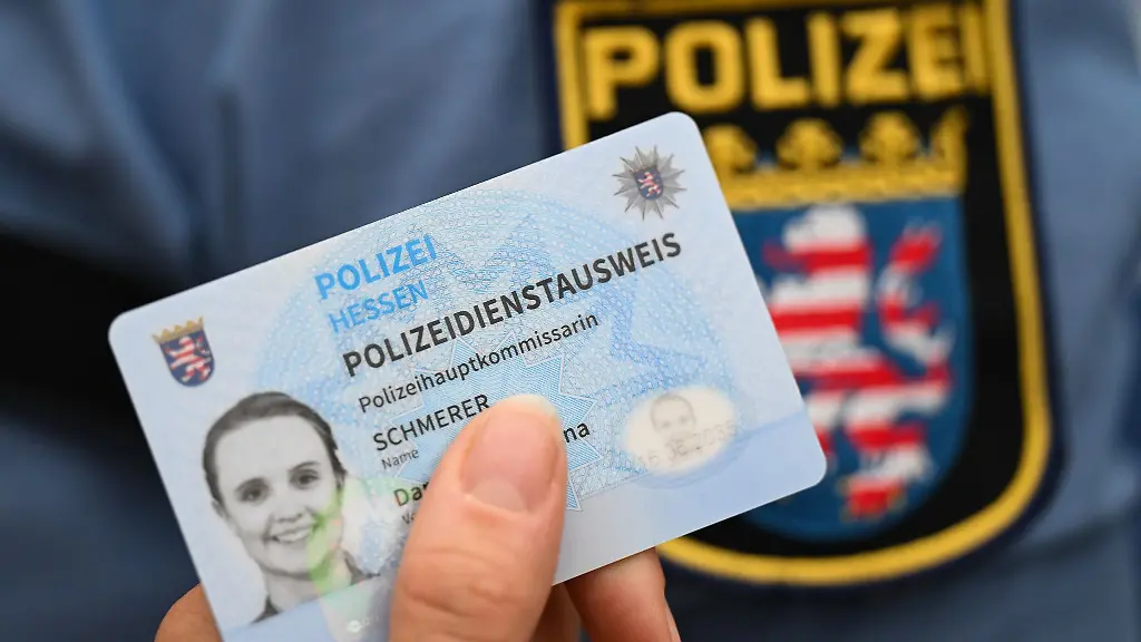 Hessen-fuehrt-einen-neuen-Polizeidienstausweis-ein