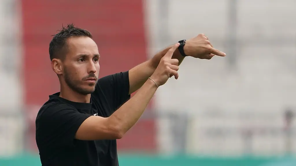 Dominik-Glawogger-frueher-Trainer-in-Ottensen-startet-mit-Waldhof-in-die-neue-Drittliga-Saison