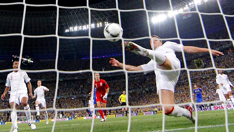 Der Ball war drin - doch der Treffer zählte nicht. Pech für die Ukraine.