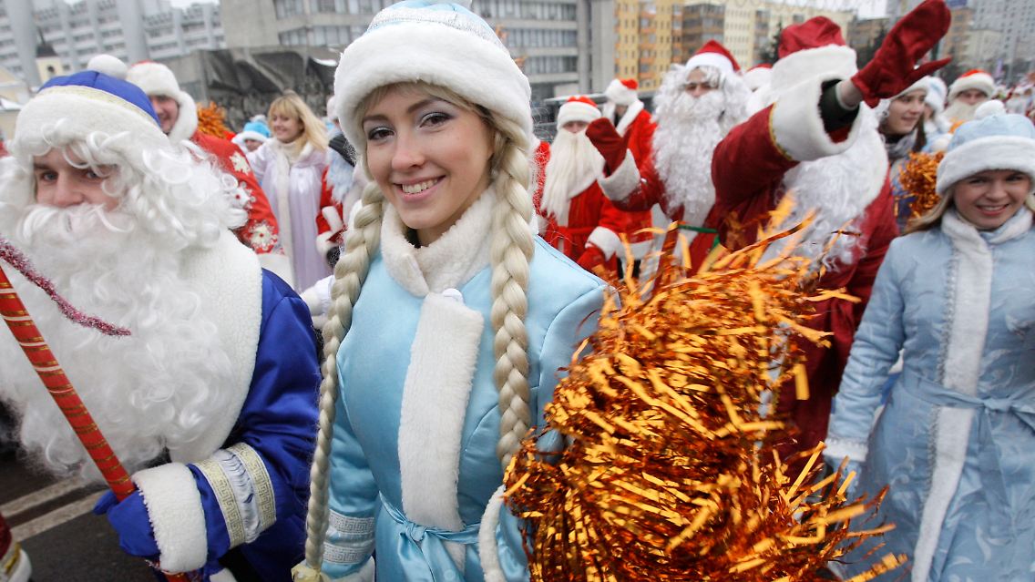Väterchen Frost und Snegurotschka (Schneeflöckchen) bei einem Umzug. (Archibvild von Dezember 2009)