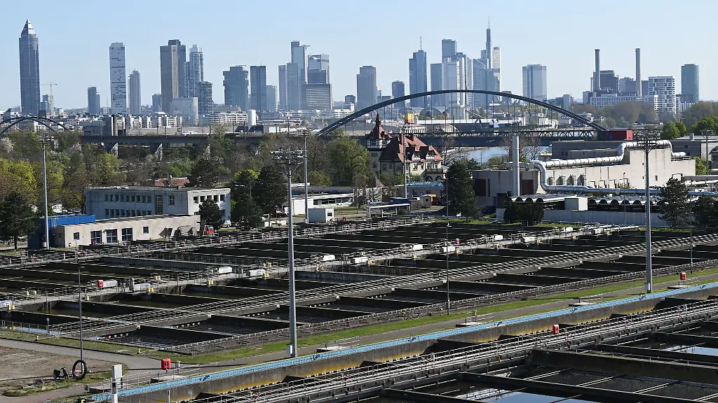 Das-Abwasser-durchlaeuft-wie-hier-in-Frankfurt-mehrere-Reinigungsstufen