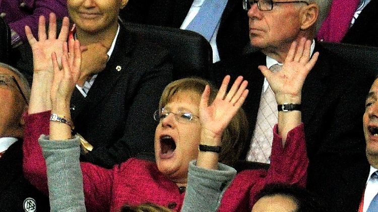 Die Bundeskanzlerin wird am Freitag nun doch nach Danzig zum Spiel der deutschen Elf gegen Griechenland reisen.