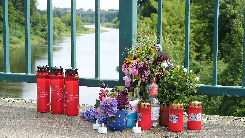 Blumen-und-Kerzen-erinnern-an-die-drei-getoeteten-Soldaten