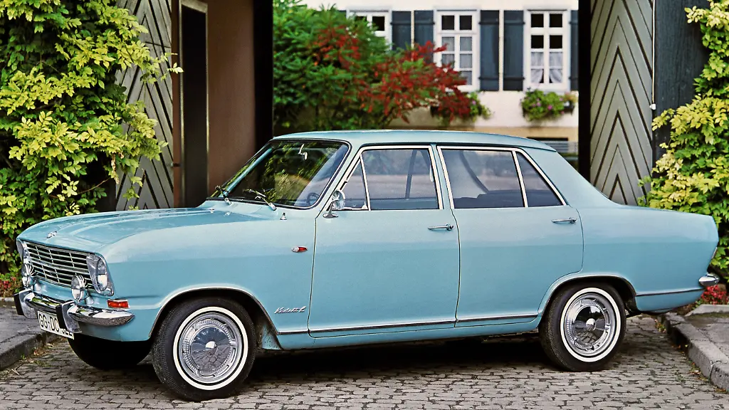 03-Himmelblauer-Kafer-Jager-Der-Kadett-punktete-Quelle-Opel