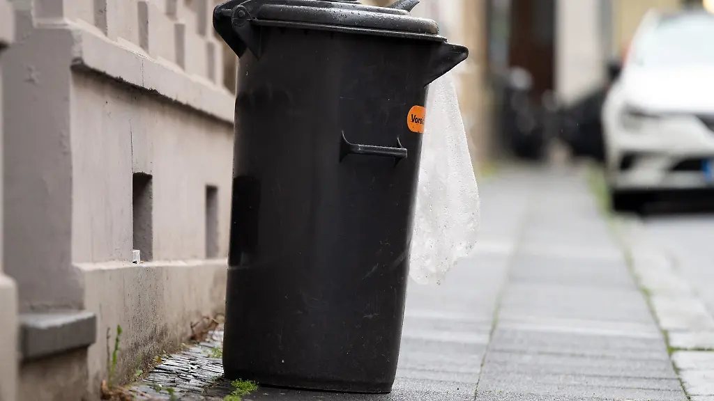 Fuer-die-Abfallentsorgung-muessen-viele-Buerger-tiefer-in-die-Tasche-greifen