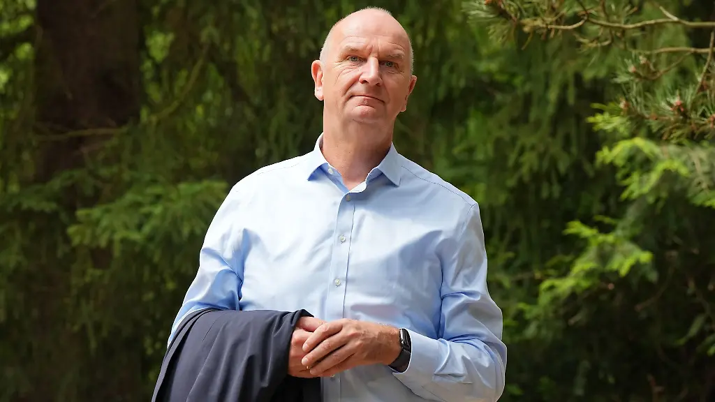 In-seinem-Urlaub-will-Brandenburgs-Ministerpraesident-Dietmar-Woidke-SPD-unter-anderem-einen-Krimi-lesen-Archivbild