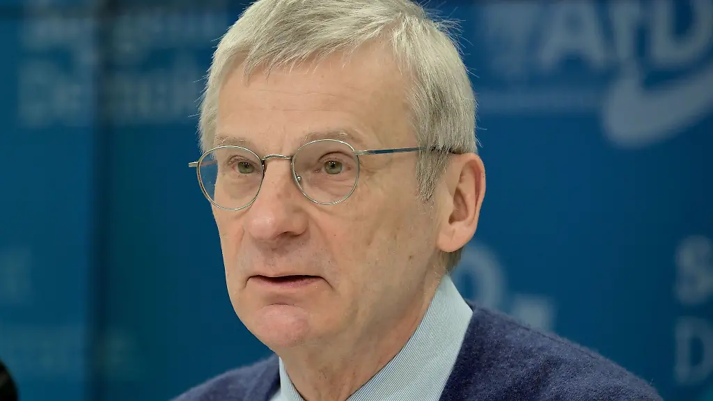 Der-Brandenburger-AfD-Landtagsfraktionschef-Hans-Christoph-Berndt-unterstuetzt-als-Buerger-das-Stadtfest-in-Golssen-was-Kritik-ausloest-Archivbild