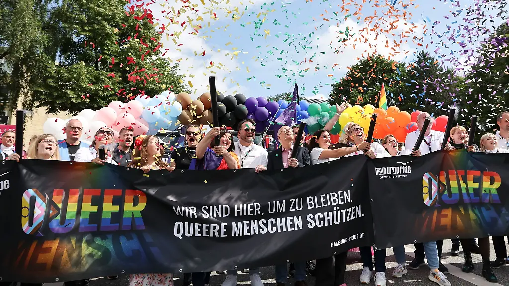 Bei-gutem-Wetter-gingen-Zehntausende-in-Hamburg-fuer-mehr-Schutz-queerer-Menschen-auf-die-Strasse
