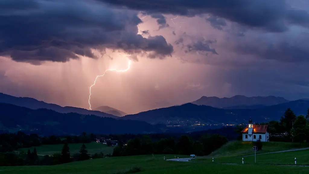 Blitze-sind-in-Bayern-dieses-Jahr-bisher-sehr-viel-seltener-als-sonst