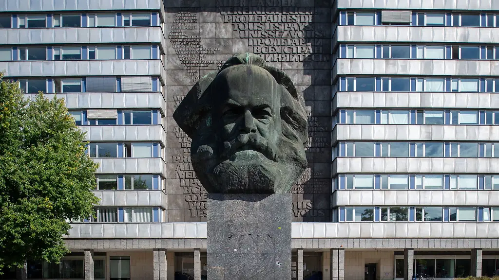 Einer-der-Schauplaetze-des-diesjaehrigen-Lichtkunstfestivals-Light-Our-Vision-das-Karl-Marx-Monument-in-Chemnitz-mit-dem-dahinterliegenden-Buerokomplex-der-den-Weg-zum-Marienplatz-versperrt-Archivbild