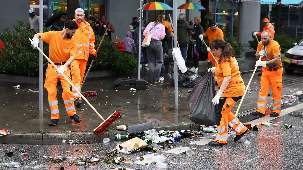 Das-TeamOrange-der-Stadtreinigung-Hamburg-sorgte-unmittelbar-nach-dem-CSD-fuer-Sauberkeit