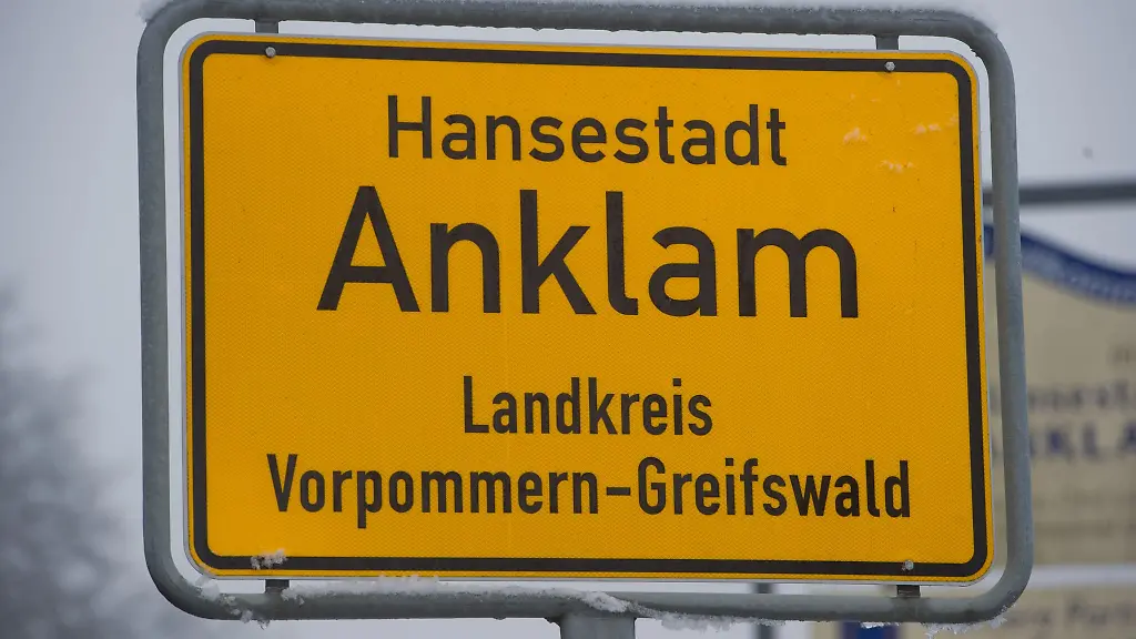 In-Anklam-ist-ein-junger-Mann-mit-seinem-Auto-in-ein-Hotel-gefahren