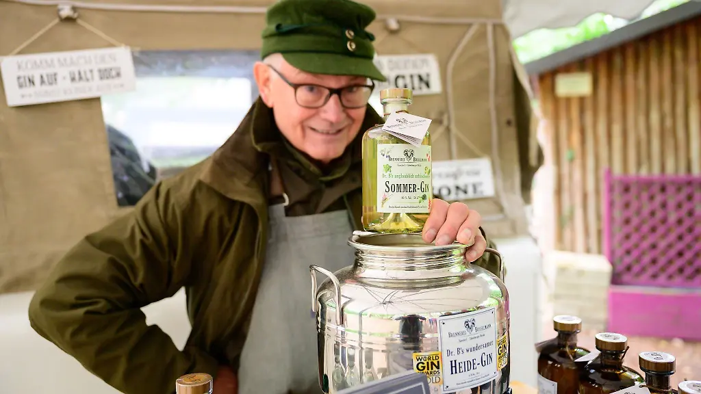 Gerhard-Bosselmann-zeigt-seinen-Sommer-Gin-der-unter-anderem-aus-Heidekrautblueten-besteht