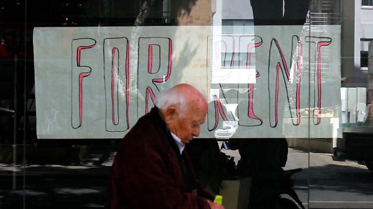 In der Rezession: In Nikosia geht ein Mann an einem geschlossenen Geschäft vorüber.