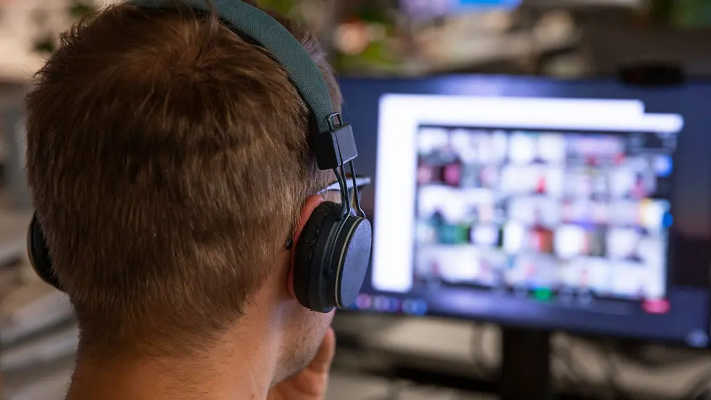 Kamera-an-Wer-sich-in-Onlinemeetings-zeigt-traegt-schon-mal-ein-kleines-bisschen-zur-besseren-Sichtbarkeit-im-Job-bei