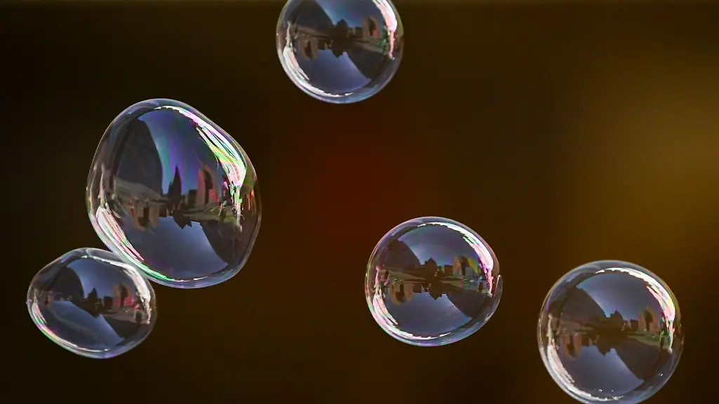Das-Historische-Museum-hier-in-einer-Seifenblase-gespiegelt-bietet-ein-Junges-Museum-fuer-Kinder-an
