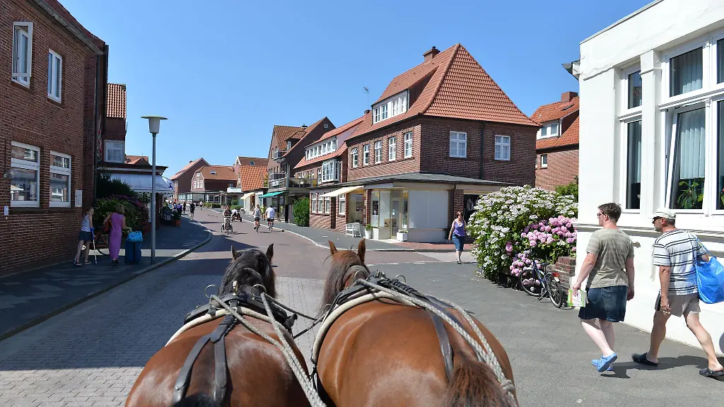 Pferdefuhrwerke-praegen-bislang-das-Bild-auf-der-autofreien-Nordseeinsel-Juist