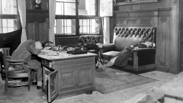 Der gemeinschaftliche Selbstmord eines Bürgermeisters, seiner Frau und seiner Tochter am 20. April 1945.