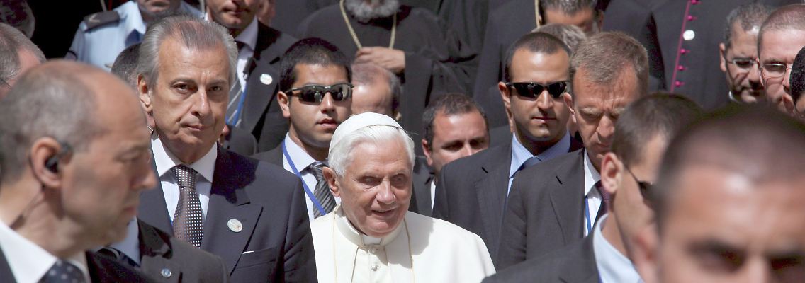 Papst Benedikt XVI. wird stets vom Sicherheitsbeamten umringt.