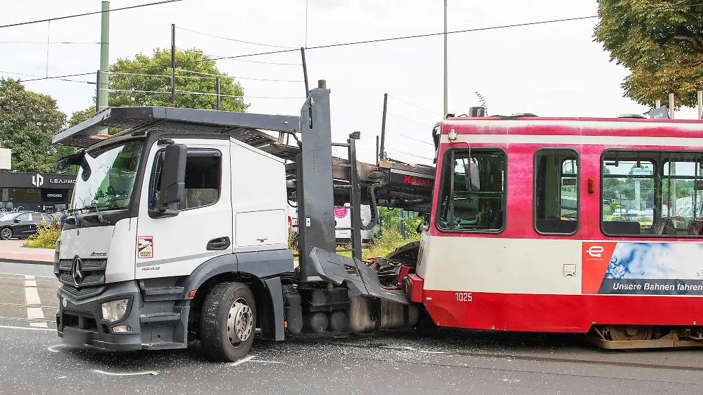 Beim-Linksabbiegen-ist-in-Duisburg-ein-Lastwagen-mit-einer-Strassenbahn-zusammengestossen