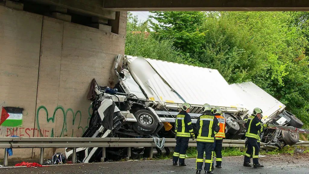 In-Osthessen-wurde-ein-Lkw-Beifahrer-toedlich-verletzt