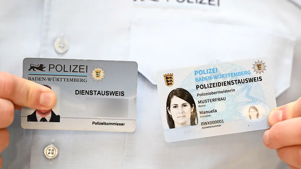 Derzeit-gibt-es-zwei-gueltige-Versionen-des-Polizeiausweises-die-alte-und-die-neue-die-gerade-eingefuehrt-wird