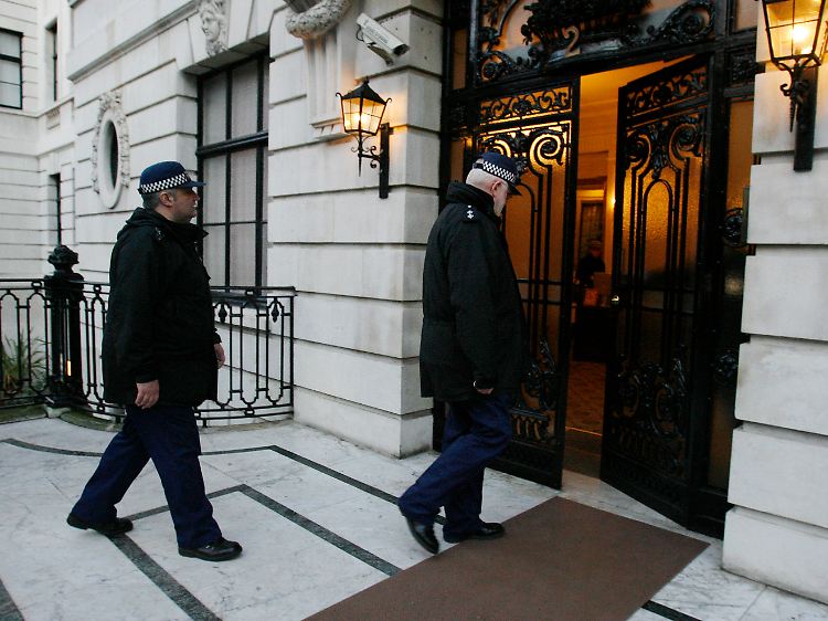 Die britische Polizei untersucht ein Wohnung in London, wo der Nigerianer von 2005 bis 2008 gelebt hatte.