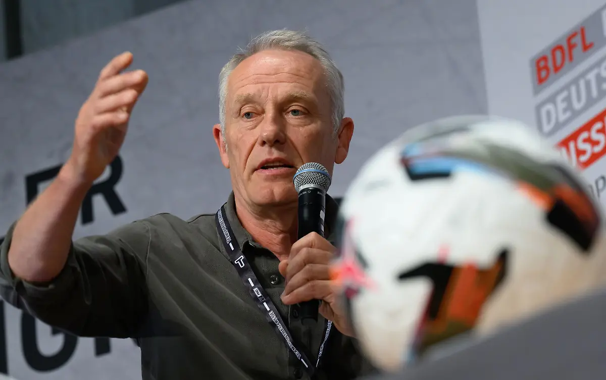 Ex-Bundesliga-Trainer-Christian-Streich-mit-einem-Plaedoyer-fuer-Nachwuchsfussballer
