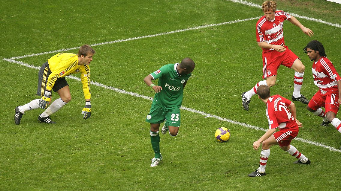 4. April 2009: Grafite, das ist der Spieler in Grün, erzielt das 5:1 für Wolfsburg. Zuschauer, von links: Michael Rensing, Philipp Lahm, Andreas Ottl und Breno.