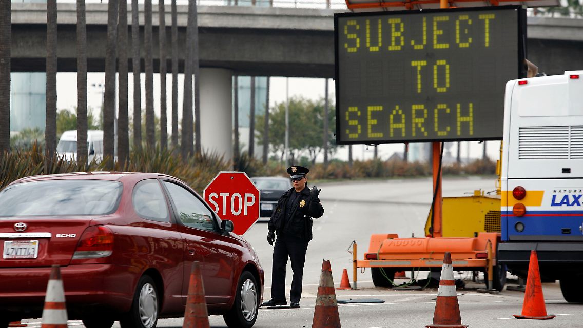 Die Flughafenpolizei in Los Angeles kontrolliert ankommende Autos.