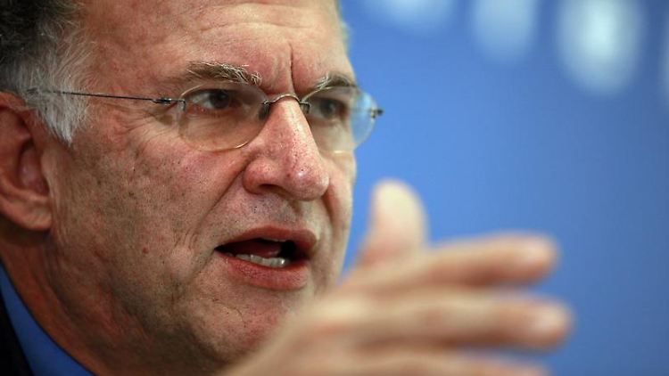 "Jemand, der bloß meine Handynummer kennt, könnte unter dem Namen 'Micky Maus' erfahren, wo ich mich aufhalte", sagt Datenschützer Peter Schaar.