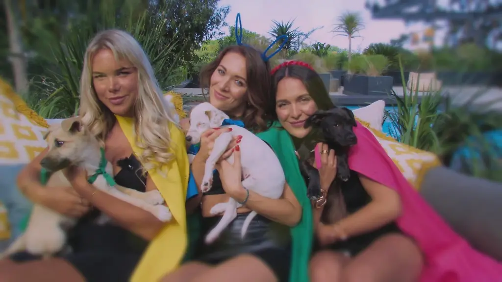 Leonie-Linda-und-Ann-Kthrin-posieren-mit-suessen-Hundewelpen