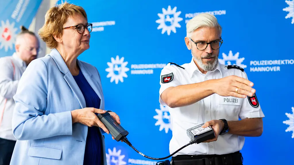 Innenministerin-Behrens-mit-einem-Auslesegeraet-Es-dient-dazu-die-Blackbox-moderner-Autos-auszulesen