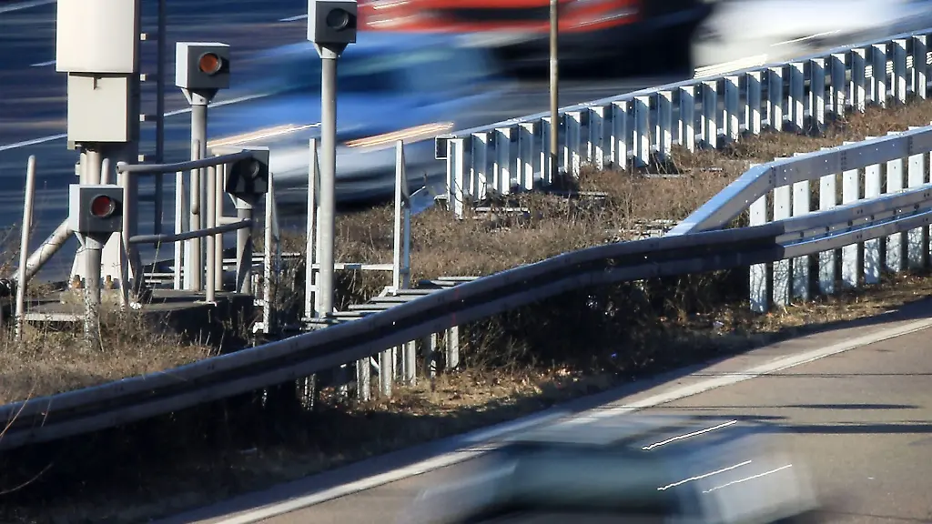 Ein-Autofahrer-ist-mit-321-km-h-ueber-die-A2-gerast