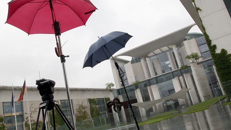 Ein ziemlich trüber Tag in Berlin bringt neue Probleme für Kanzlerin Merkel.