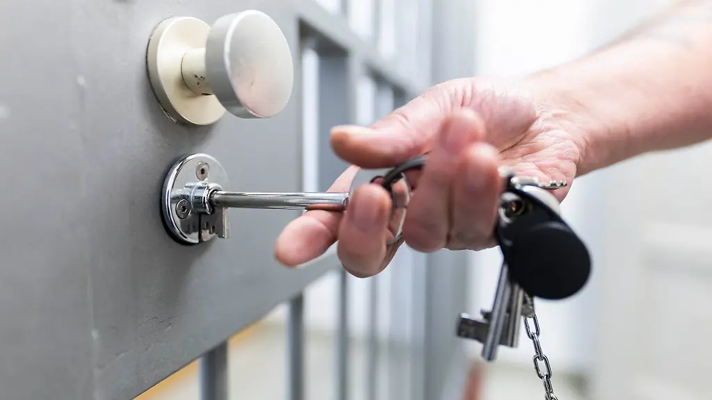 Nach-Vorwuerfen-der-Koerperverletzung-im-Amt-wird-gegen-zwei-Beamte-aus-dem-Strafvollzug-ermittelt