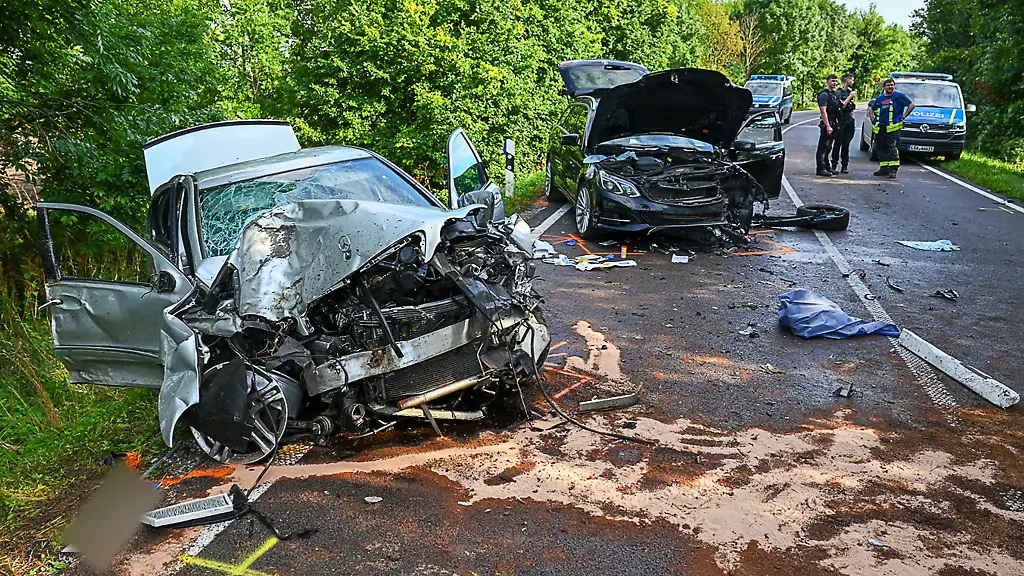 Auf-einer-Landstrasse-im-Saalekreis-kollidierten-zwei-Autos-frontal-Vier-Menschen-wurden-verletzt