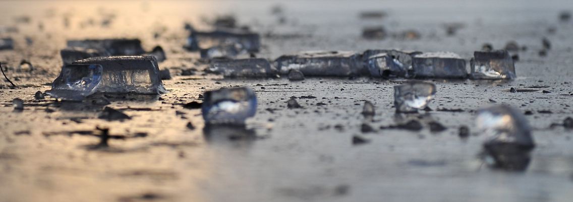 Eisbrocken liegen auf dem Altwarmbüchener See bei Hannover.