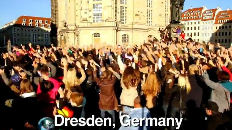 Auch vor der weltberühmten Frauenkirche hopst Matt herum - zusammen mit hunderten Dresdnern und Touristen.
