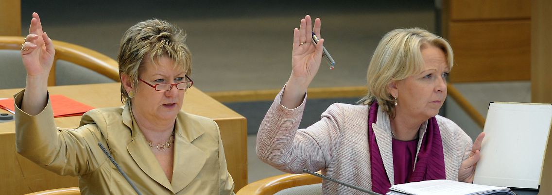 Mit den Stimmen von rot-grün: Regierungschefin Kraft (r.) und ihre Koalitionspartnerin Sylvia Löhrmann im Düsseldorfer Landtag.
