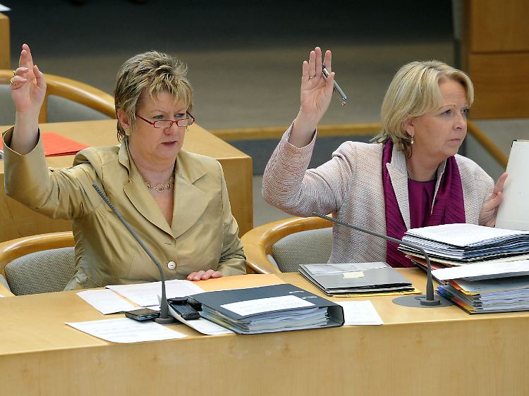 Mit den Stimmen von rot-grün: Regierungschefin Kraft (r.) und ihre Koalitionspartnerin Sylvia Löhrmann im Düsseldorfer Landtag.