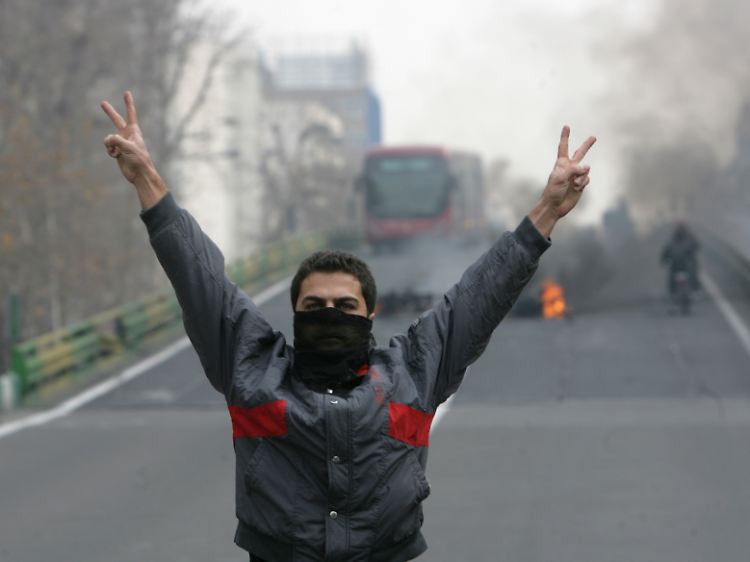 Das Foto eines Augenzeugen zeigt den Angaben zufolge einen Demonstranten in Teheran - westlichen Journalisten war die unabhängige Berichterstattung über die Kundgebungen verboten.