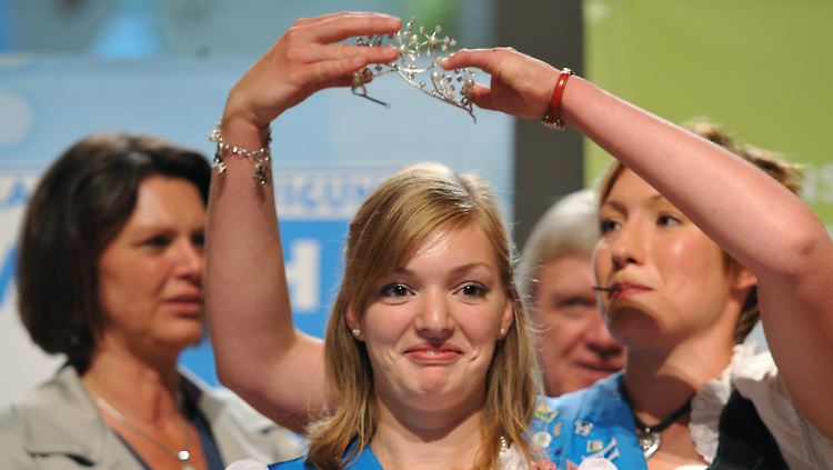 "Wo ist Frau Aigner? Ich sehe sie nicht!" Hier versteckt sich die Ministerin (l.) auf dem Hessischen Bauerntag in Darmstadt.
