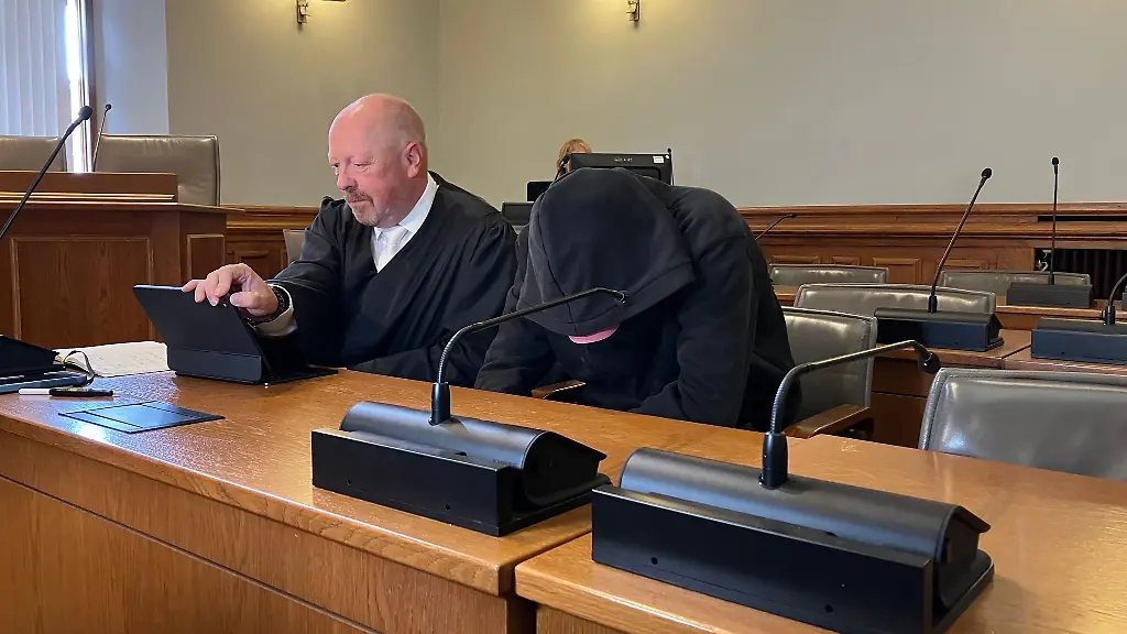 Der-Angeklagte-r-sitzt-im-Verhandlungssaal-des-Landgerichts-neben-seinem-Anwalt-Rolf-Franek