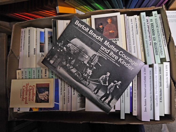 Im Rahmen des Umzuges von Suhrkamp nach Berlin wird das Verlagsarchiv ins Literaturarchiv nach Marbach gebracht und dort dauerhaft eingelagert.
