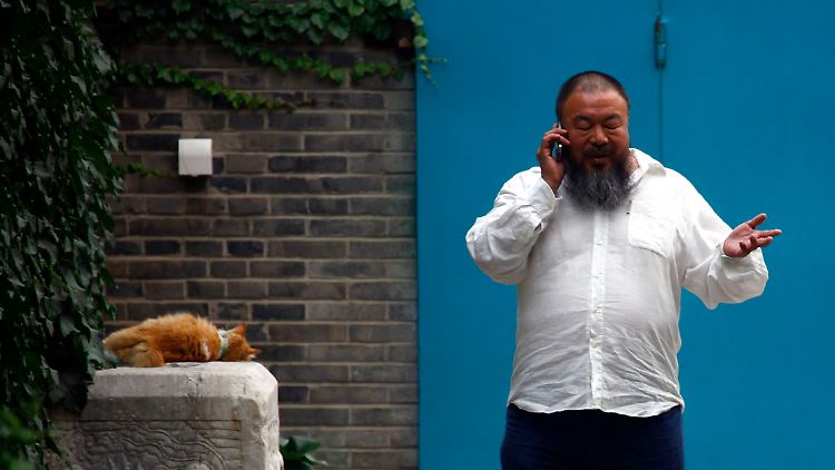 Ai Weiwei wollte in die USA und nach Deutschland reisen - doch die Behörden behalten seinen Pass ein.