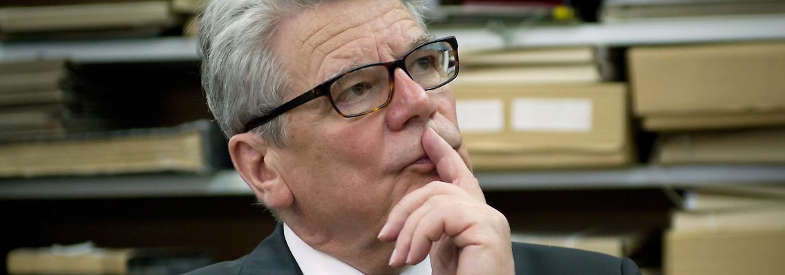 Nach Angaben der Süddeutschen Zeitung war Gauck eigentlich schon bereit, die Gesetzte unmittelbar nach den Abstimmungen in Bundesrat und Bundestag zu unterschreiben.