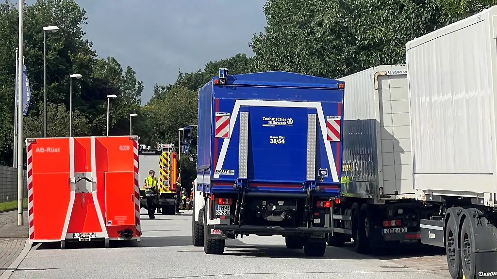 Die-Bergungsarbeiten-dauern-mehrere-Stunden-nach-dem-Unfall-in-einem-Kieler-Gewerbegebiet-an