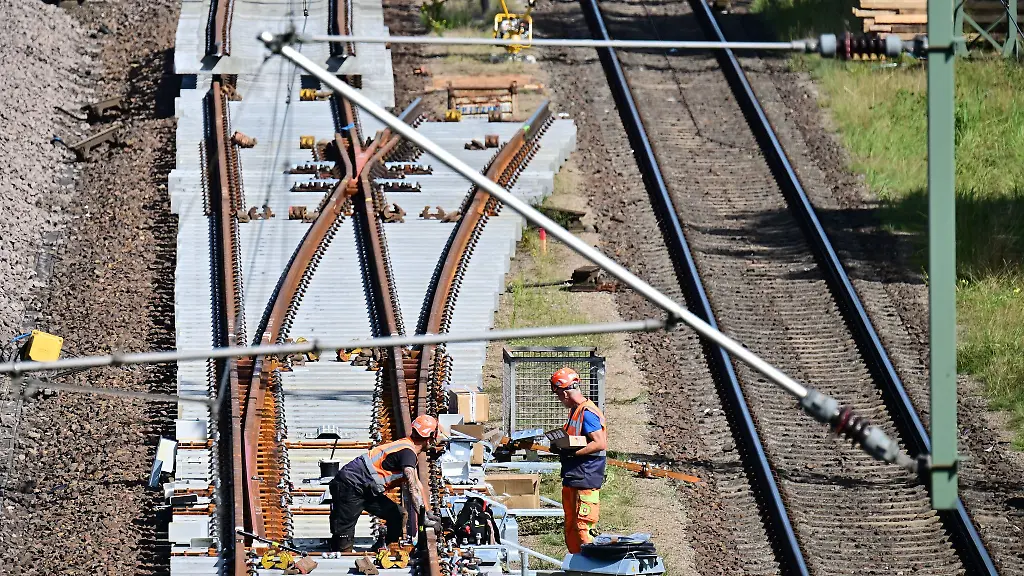 Bei-der-Generalsanierung-zwischen-Hamburg-und-Berlin-wird-schon-an-neuen-Weichen-gearbeitet-Teils-wurden-sie-vor-Beginn-der-Sperrung-vormontiert